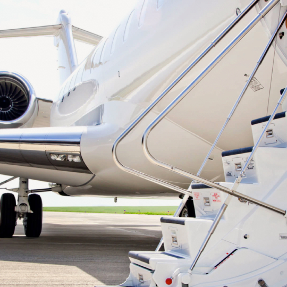Un avion Fly7 prêt au décollage.